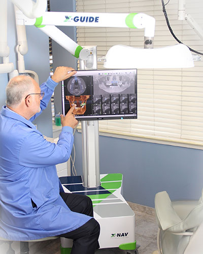 Dr. Jeffrey C. Hoos uses x-guide dental technology for precision diagnostics and treatment planning.